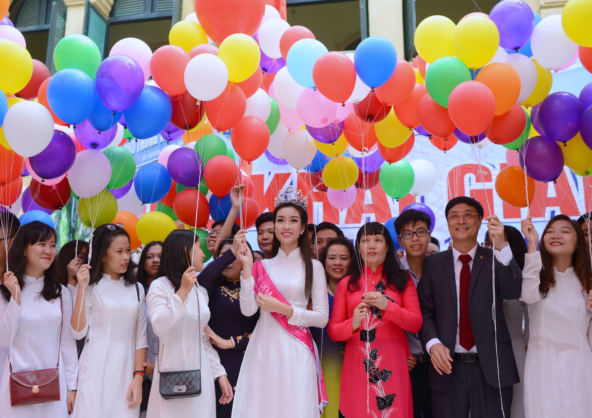 Hoa hau My Linh ve truong du khai giang nam hoc moi anh 10