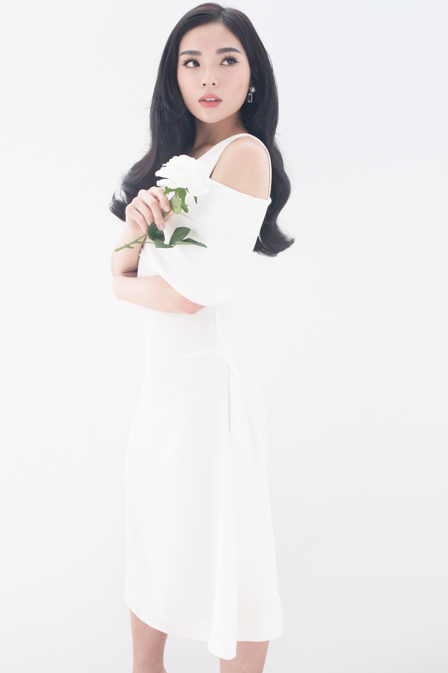 Hoa hậu Kỳ Duyên diện đầm trắng trong trẻo ảnh 1 Hoa hau Ky Duyen dien dam trang trong treo anh 1