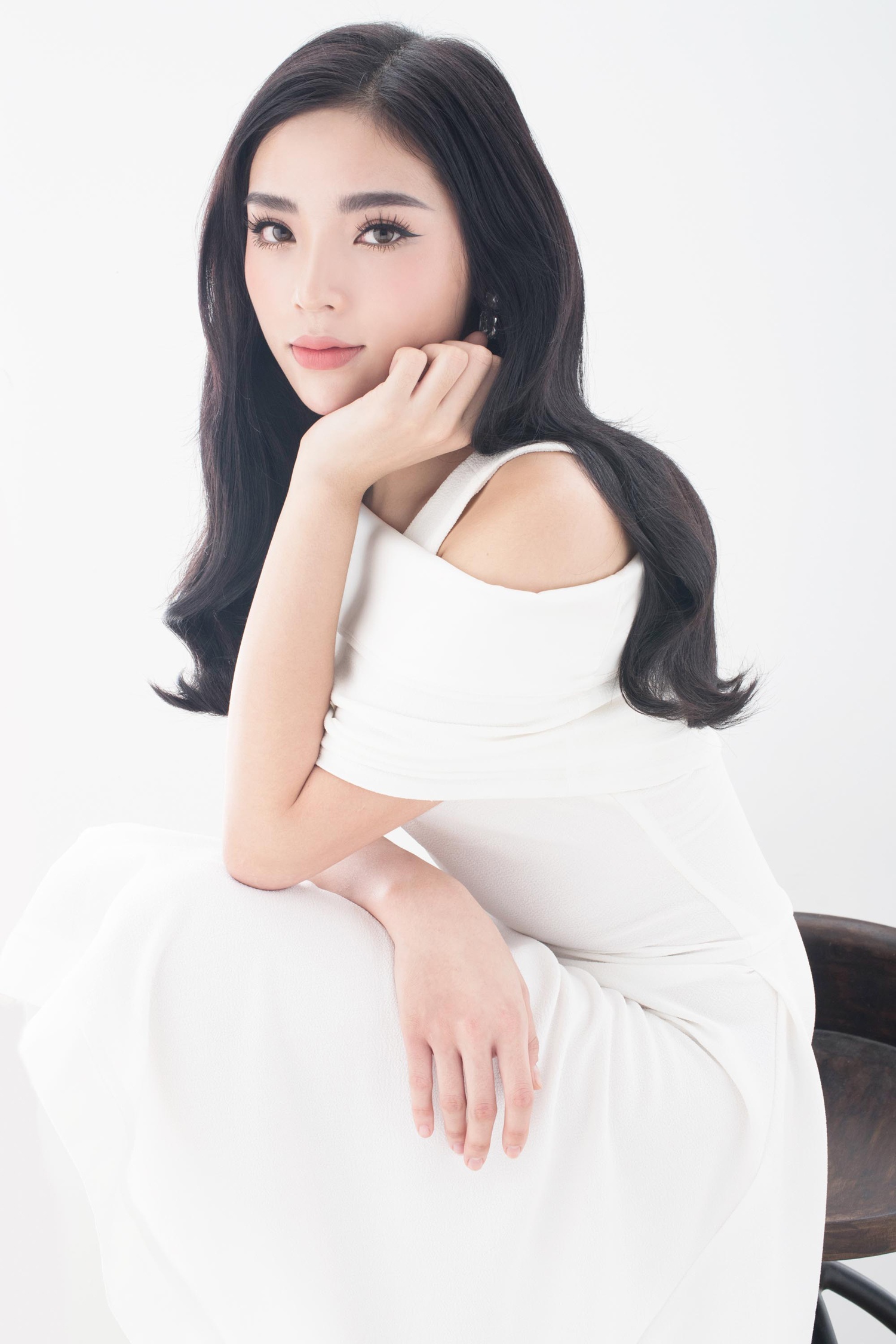 Hoa hậu Kỳ Duyên diện đầm trắng trong trẻo ảnh 2 Hoa hau Ky Duyen dien dam trang trong treo anh 2