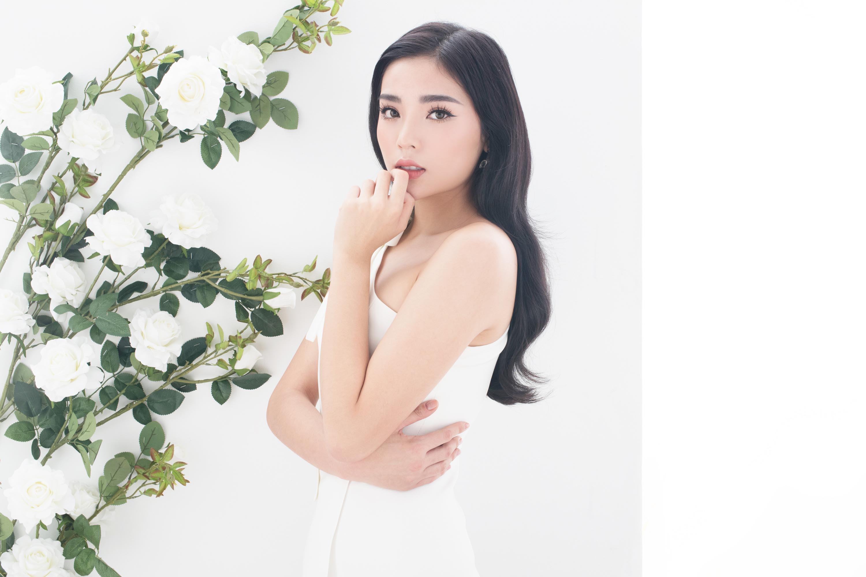 Hoa hậu Kỳ Duyên diện đầm trắng trong trẻo ảnh 3 Hoa hau Ky Duyen dien dam trang trong treo anh 3