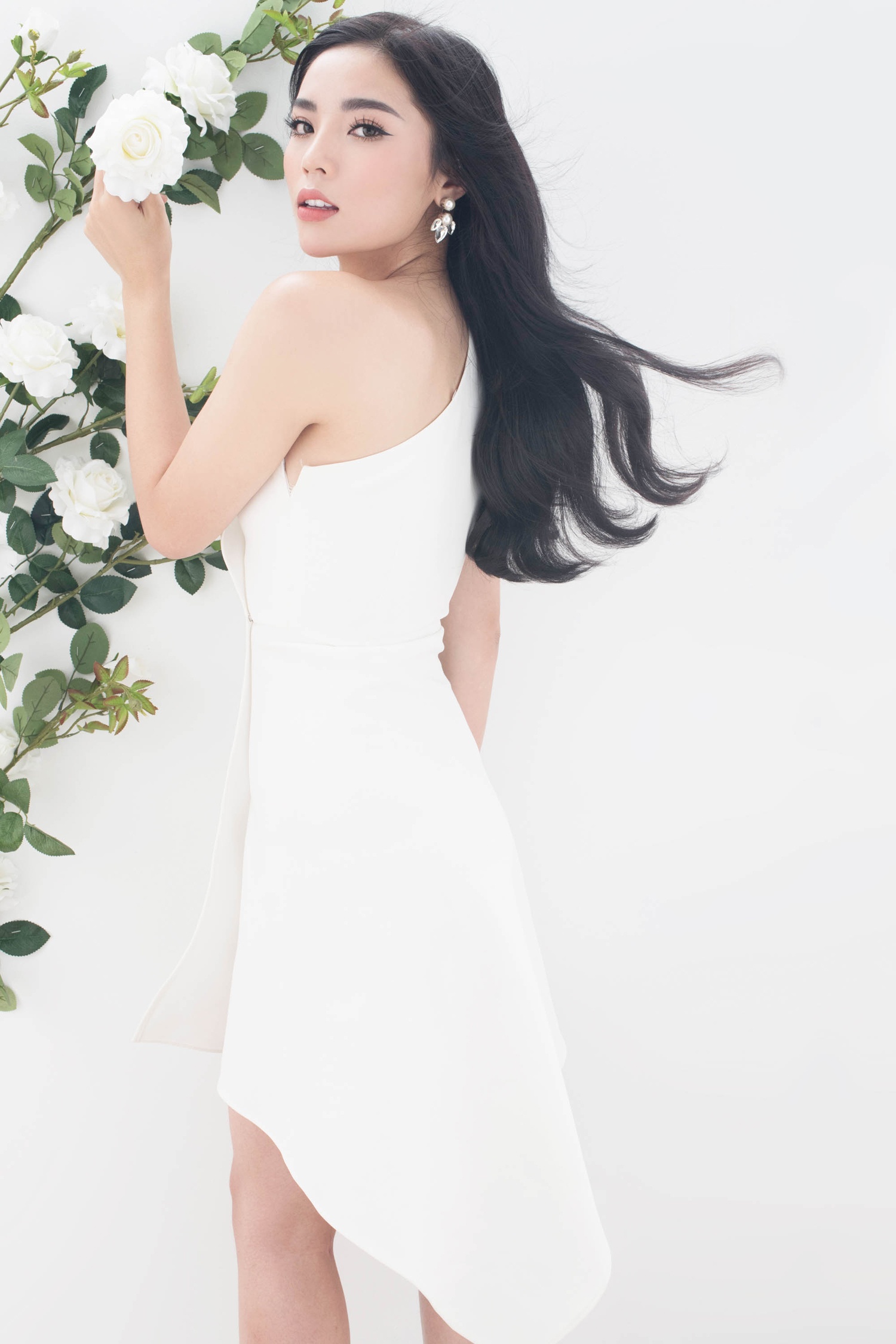 Hoa hậu Kỳ Duyên diện đầm trắng trong trẻo ảnh 4 Hoa hau Ky Duyen dien dam trang trong treo anh 4