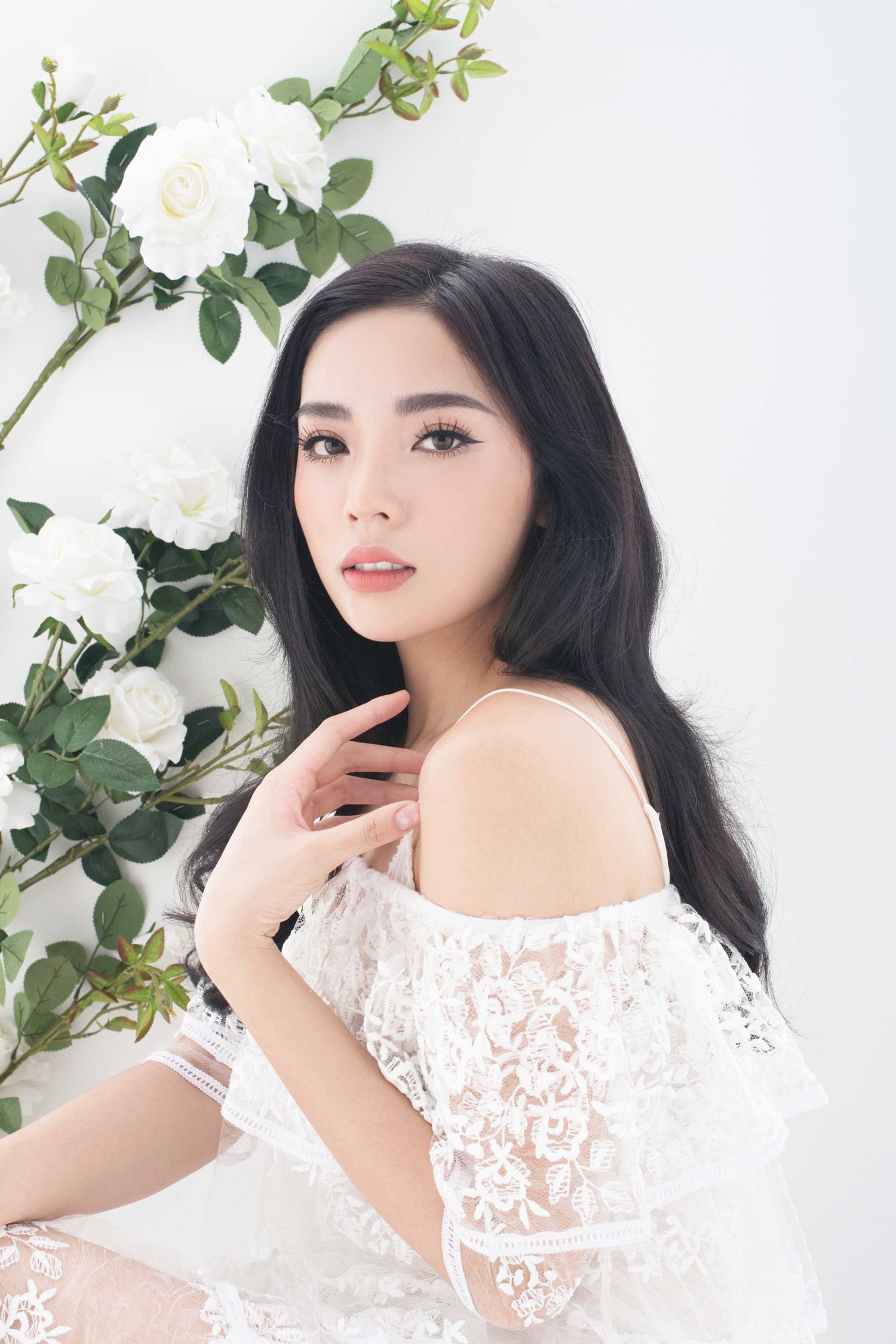 Hoa hậu Kỳ Duyên diện đầm trắng trong trẻo ảnh 5 Hoa hau Ky Duyen dien dam trang trong treo anh 5