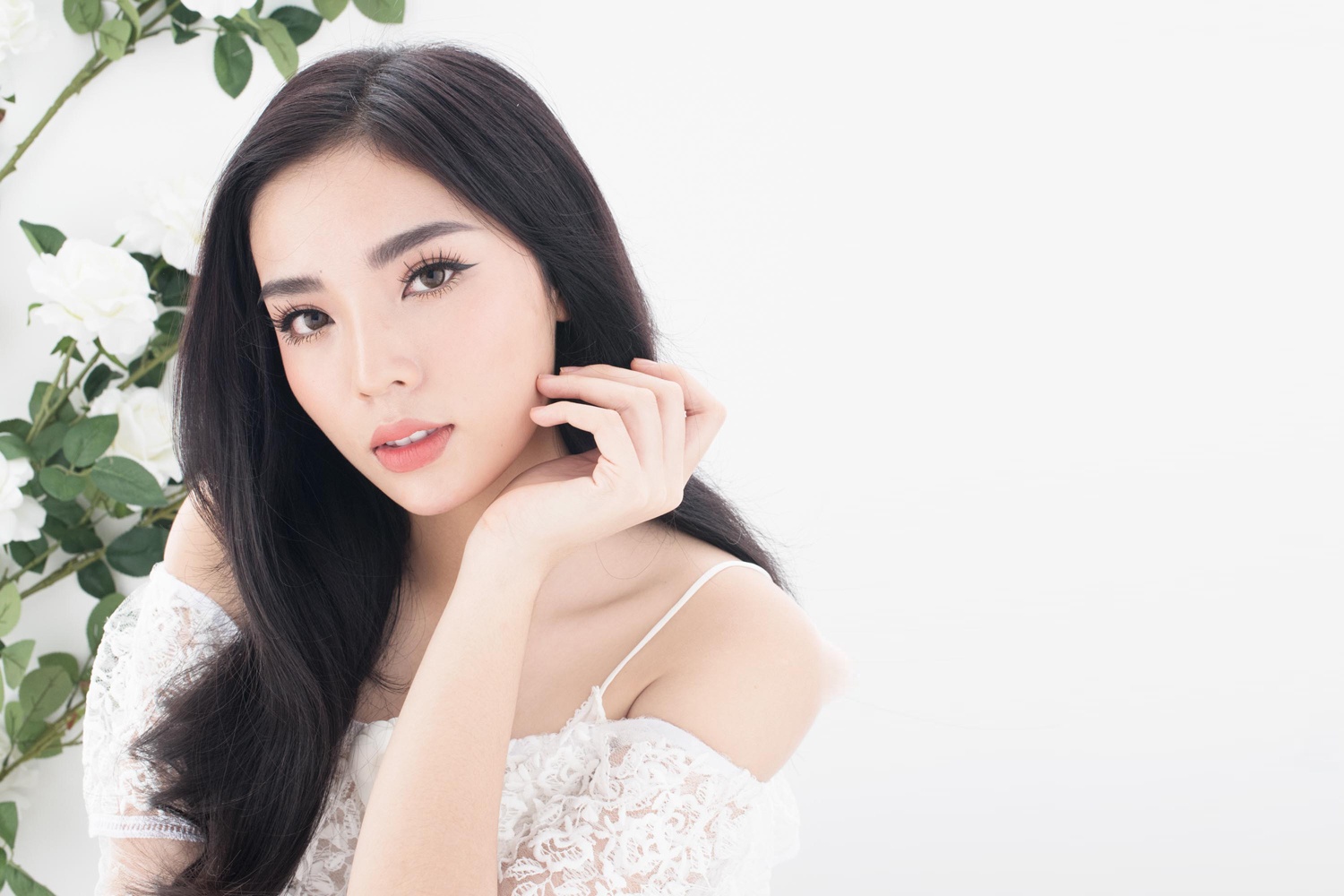 Hoa hậu Kỳ Duyên diện đầm trắng trong trẻo ảnh 6 Hoa hau Ky Duyen dien dam trang trong treo anh 6