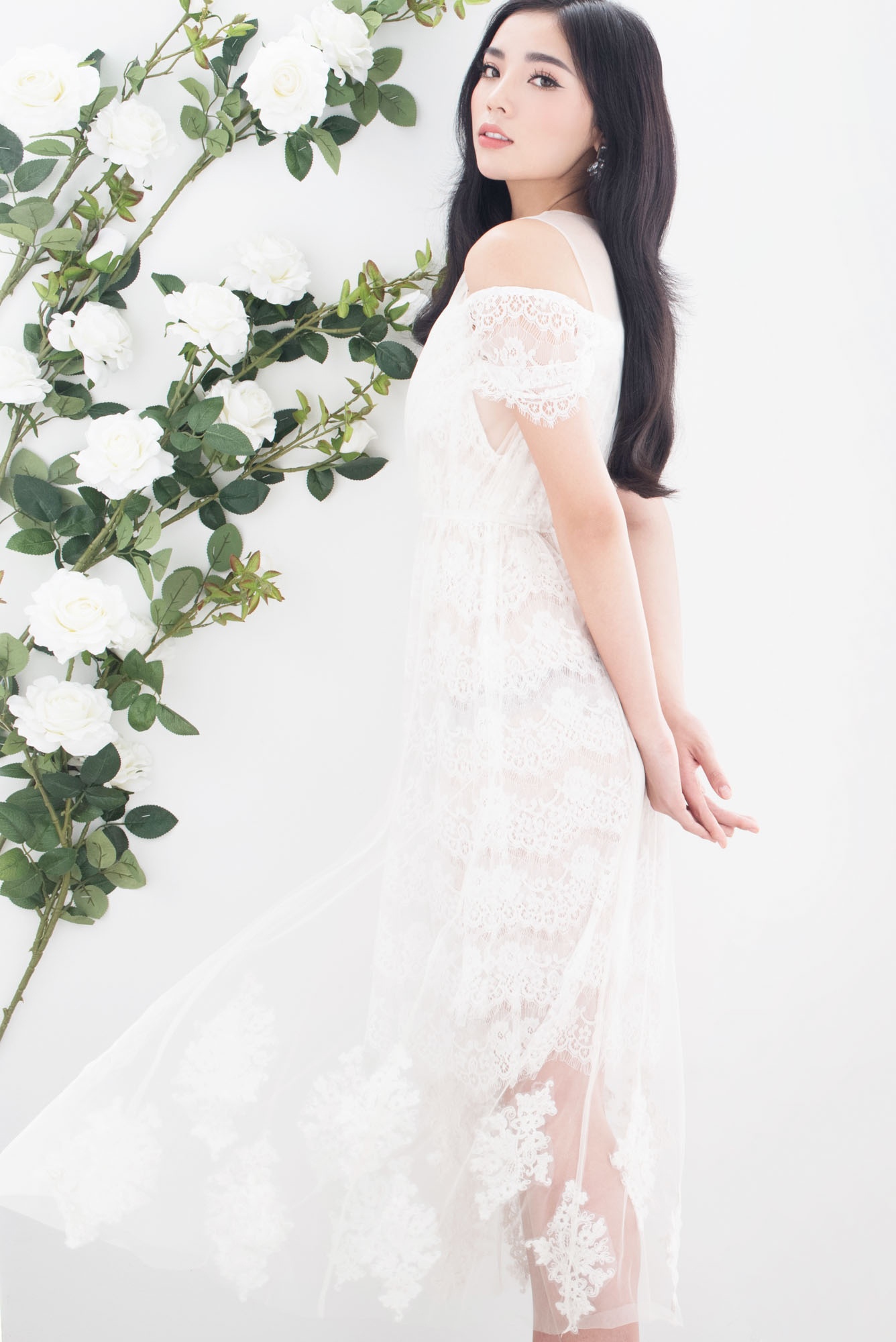 Hoa hậu Kỳ Duyên diện đầm trắng trong trẻo ảnh 8 Hoa hau Ky Duyen dien dam trang trong treo anh 8