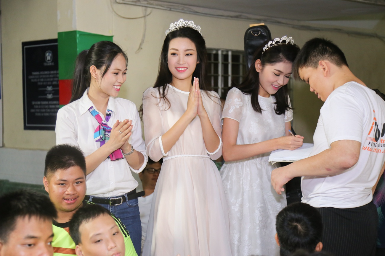 Hoa hau My Linh don trung thu cung tre em tan tat anh 2