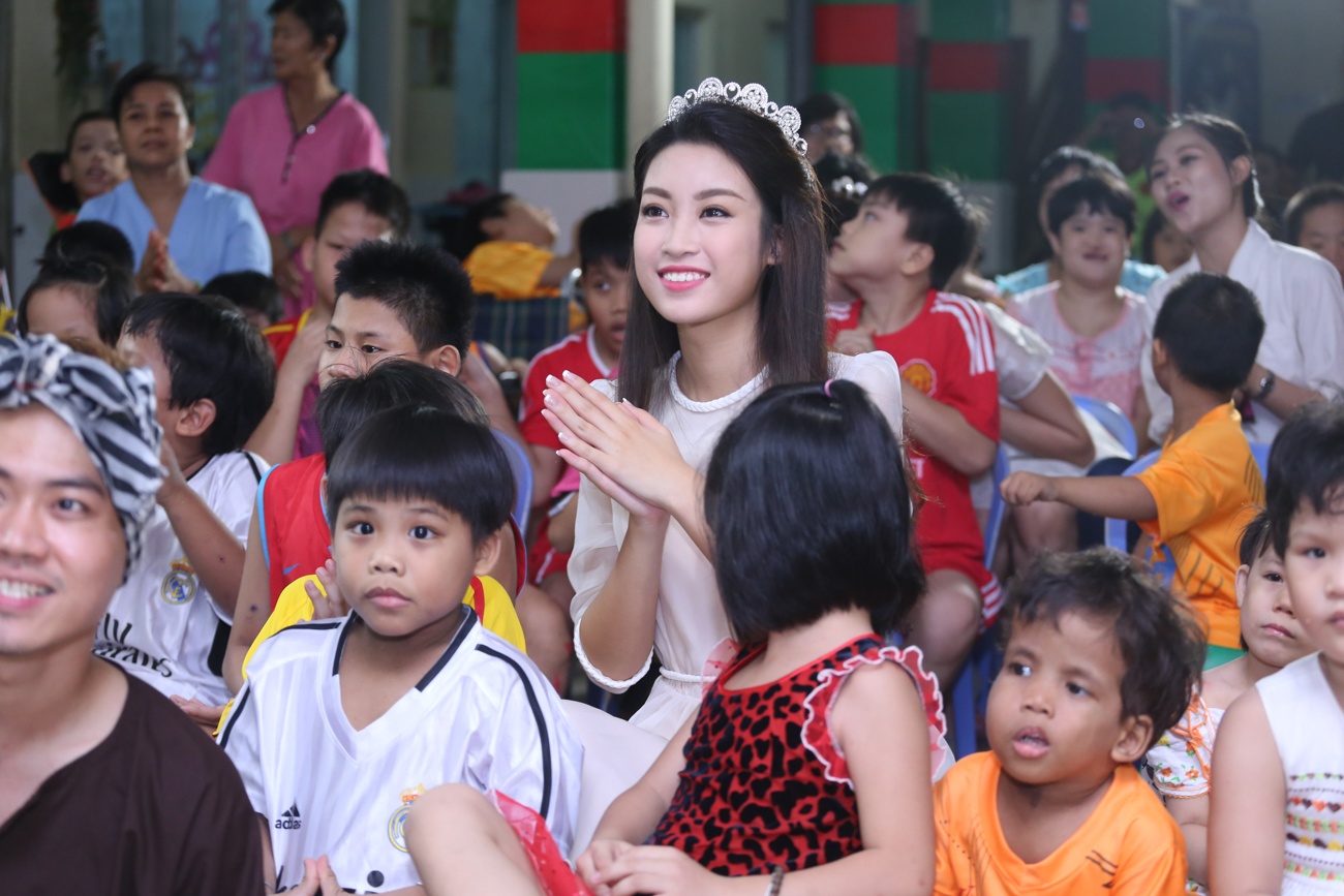 Hoa hau My Linh don trung thu cung tre em tan tat anh 6