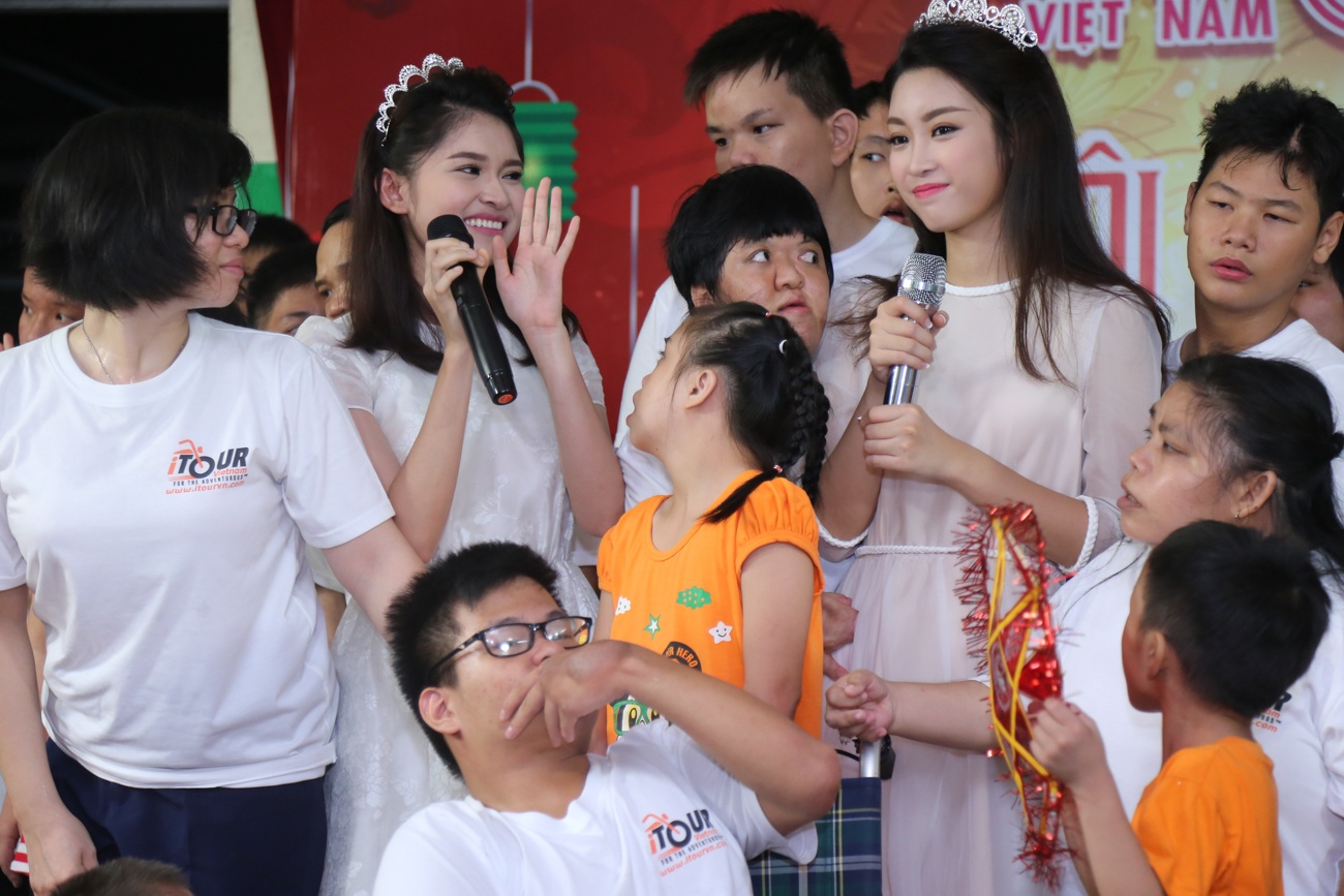Hoa hau My Linh don trung thu cung tre em tan tat anh 7