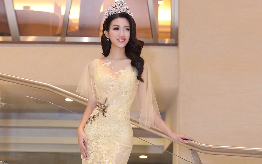 Hoa hau My Linh dien dam xuyen thau di su kien anh 5