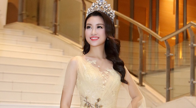 Hoa hau My Linh dien dam goi cam lan dau di su kien hinh anh