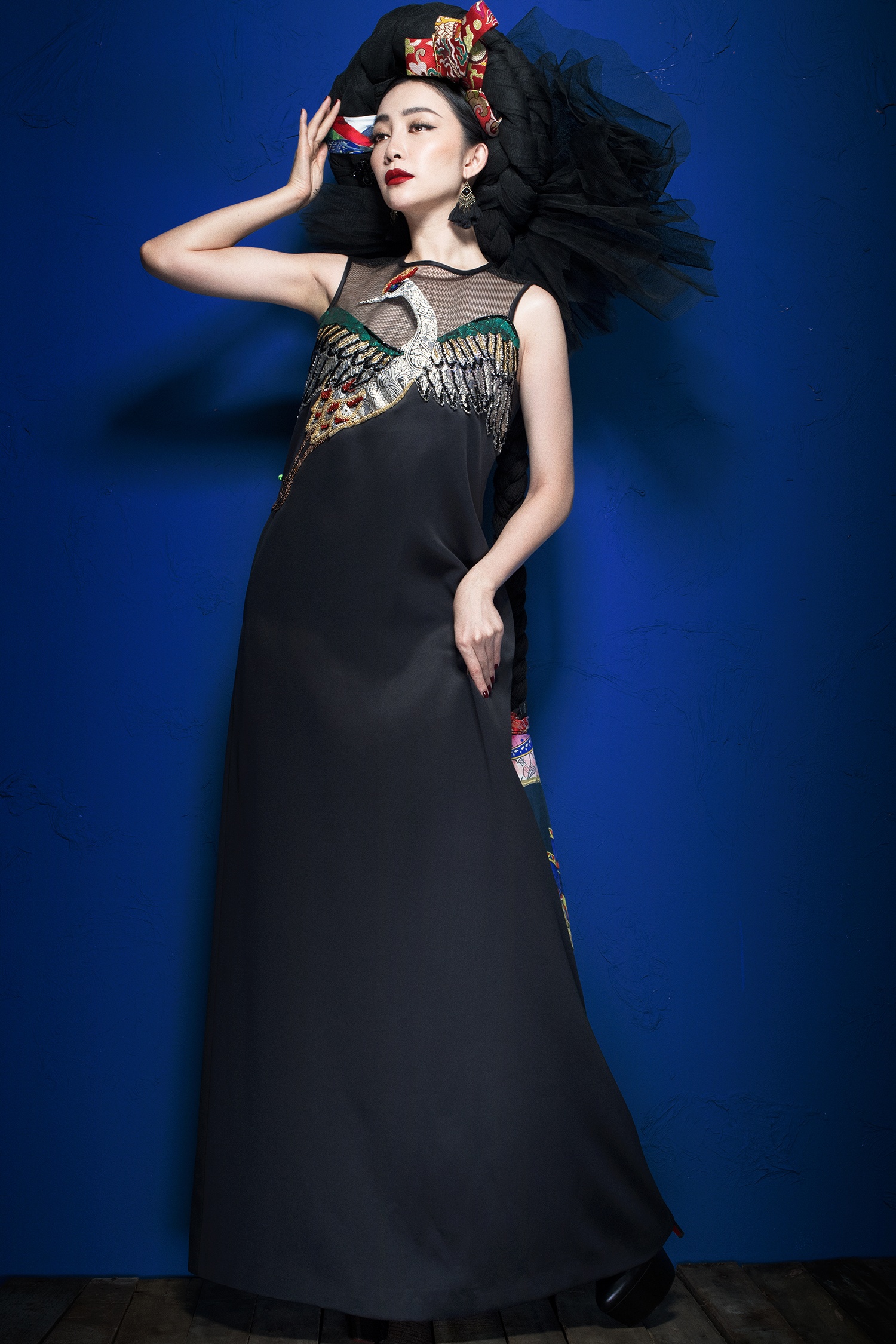 Linh Nga an tuong voi trang phuc truyen thong anh 2