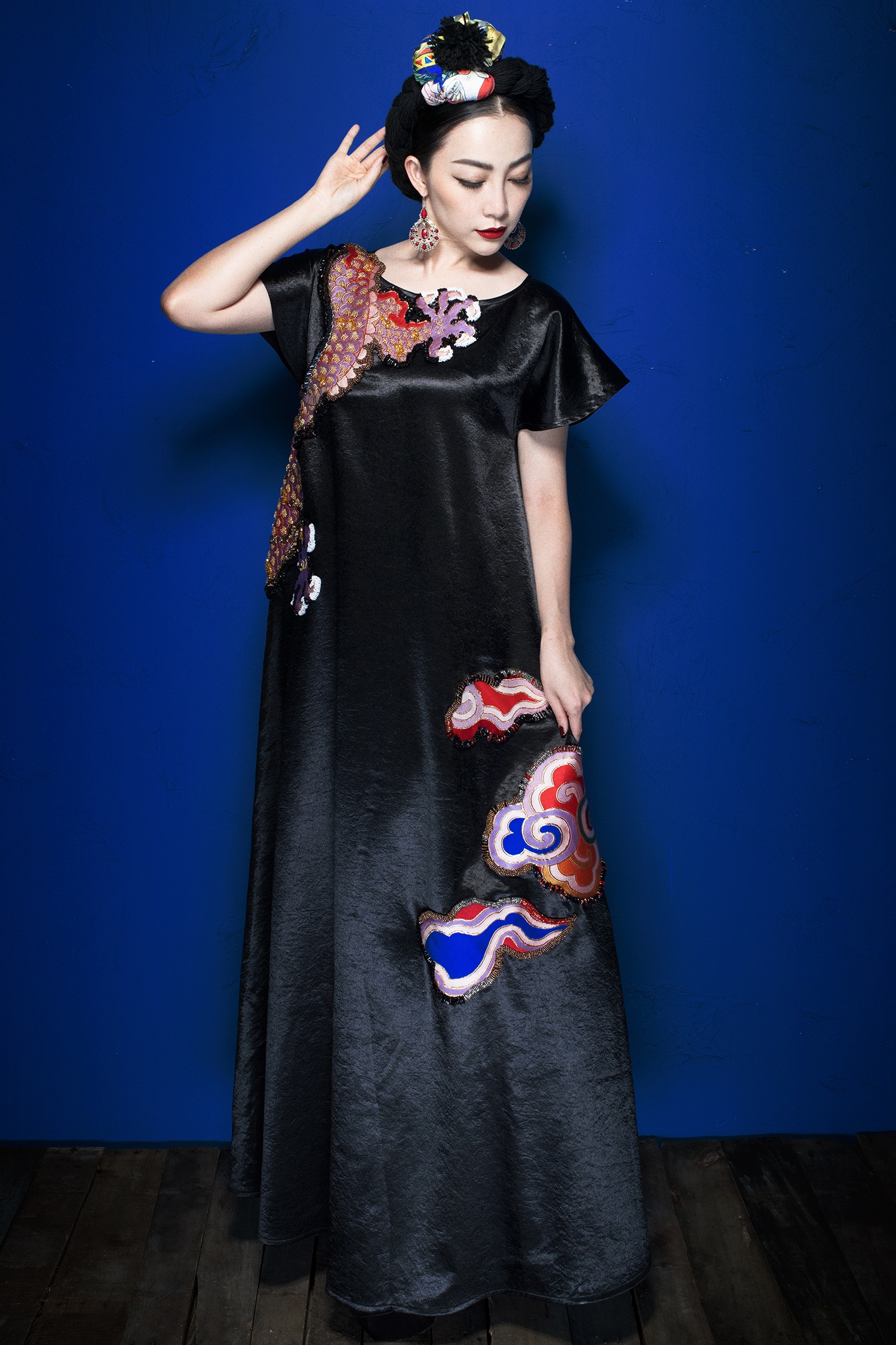 Linh Nga an tuong voi trang phuc truyen thong anh 5