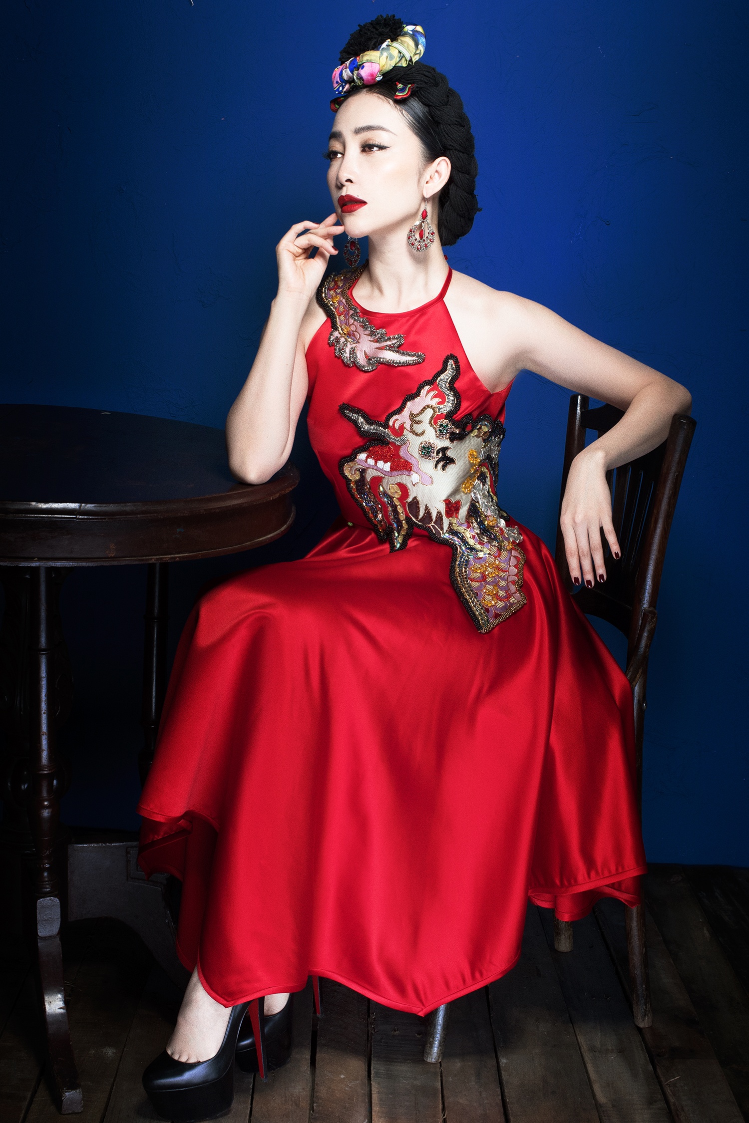 Linh Nga an tuong voi trang phuc truyen thong anh 6