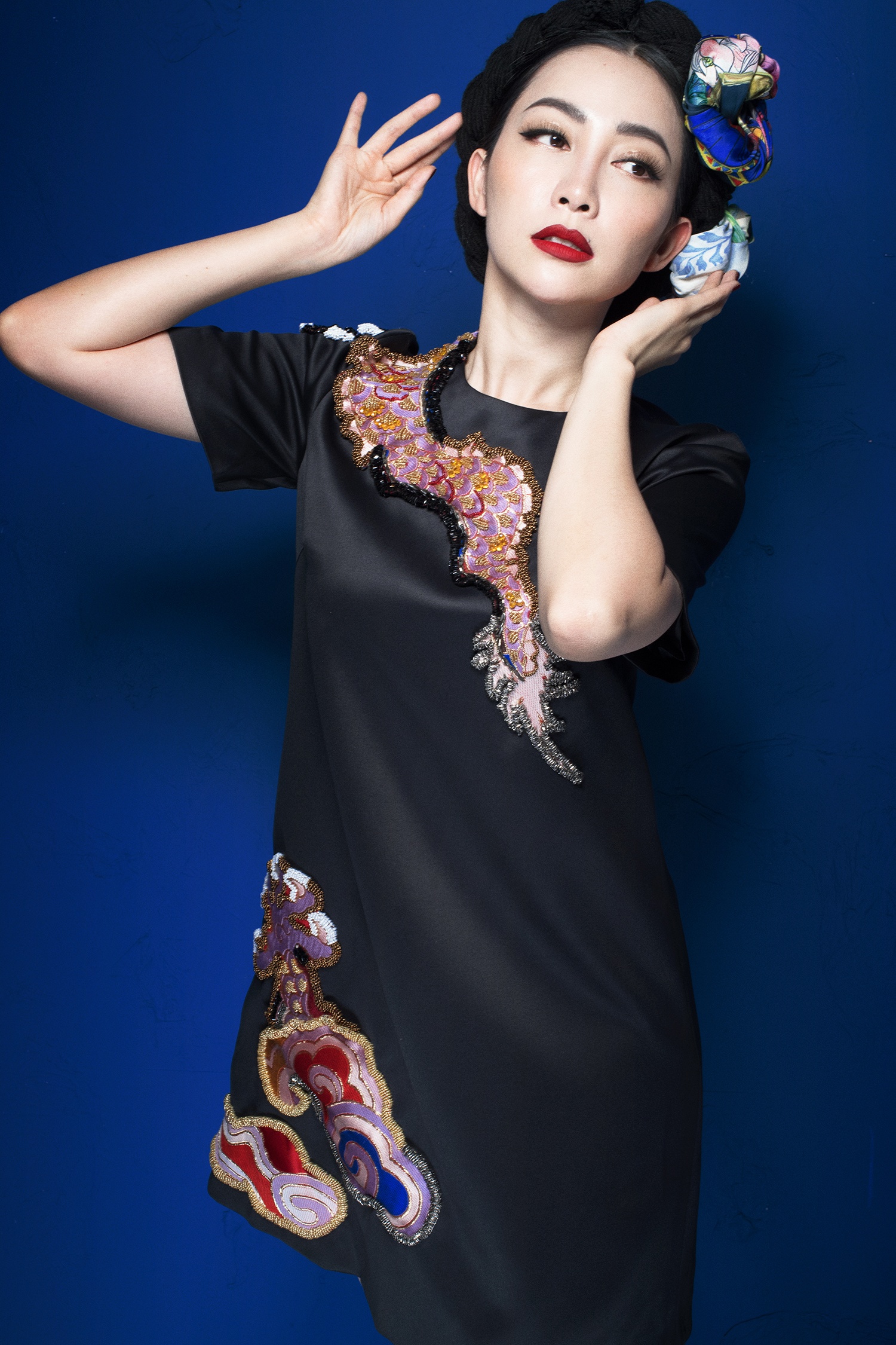 Linh Nga an tuong voi trang phuc truyen thong anh 7