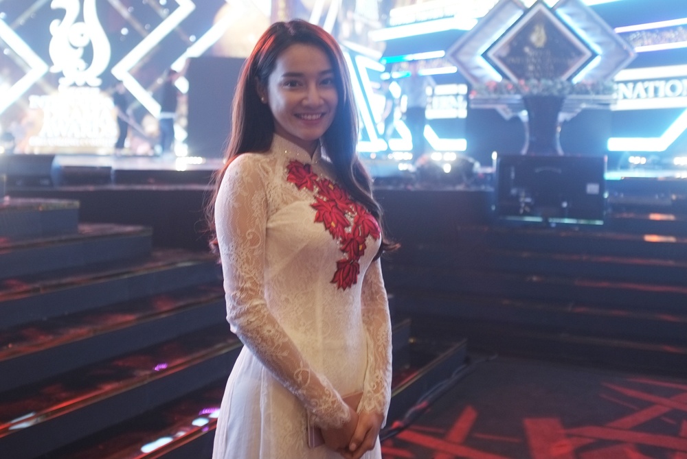 Nha Phuong chup anh cung Song Joong Ki anh 1