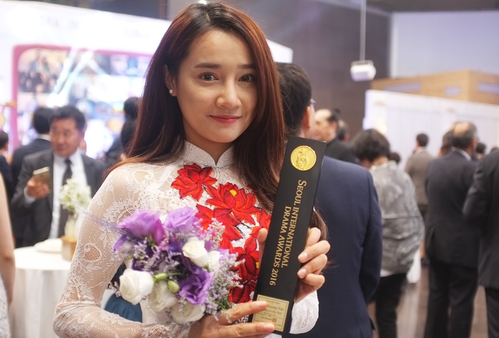 Nha Phuong chup anh cung Song Joong Ki anh 2