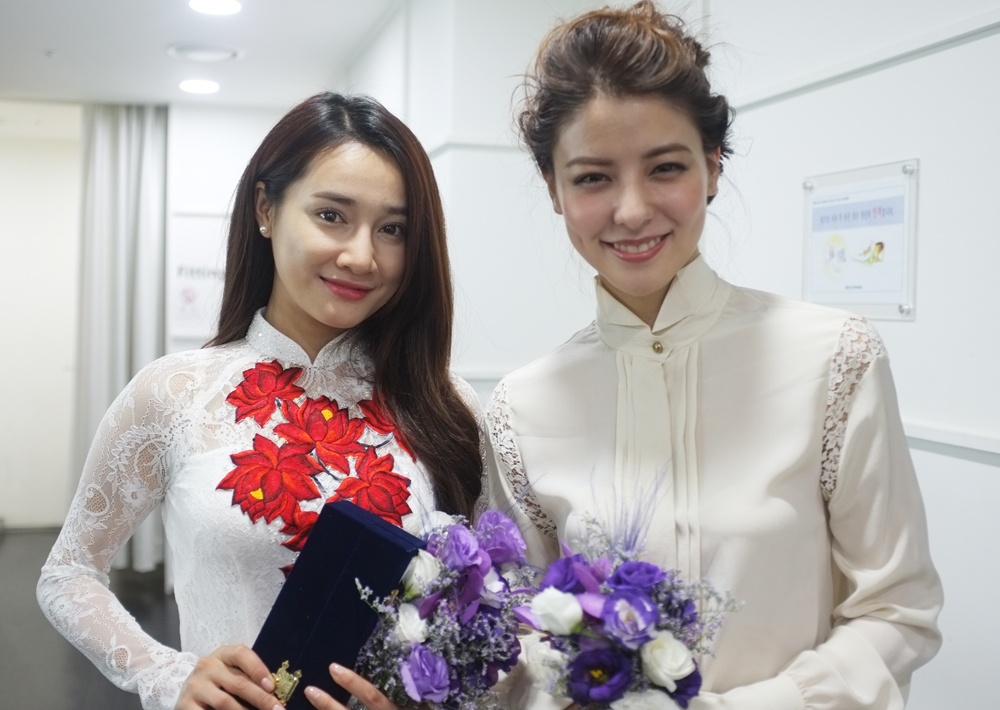 Nha Phuong chup anh cung Song Joong Ki anh 5