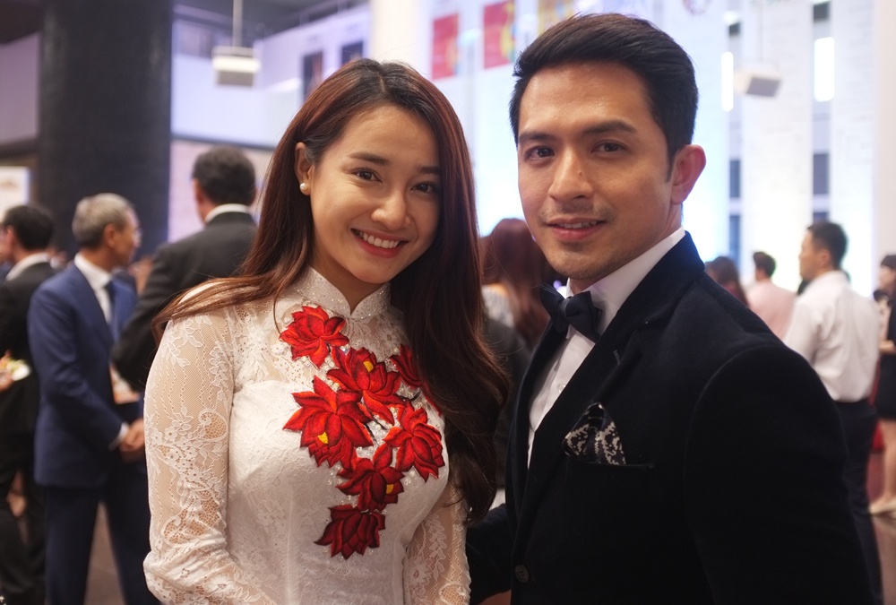 Nha Phuong chup anh cung Song Joong Ki anh 6