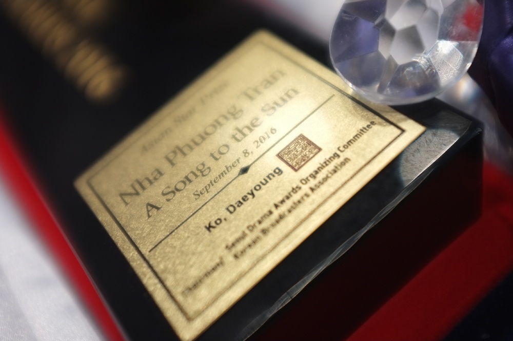 Nha Phuong chup anh cung Song Joong Ki anh 7