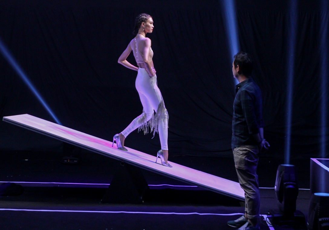 Thi sinh Next Top 'vo ech' tren duong bang bap benh anh 1