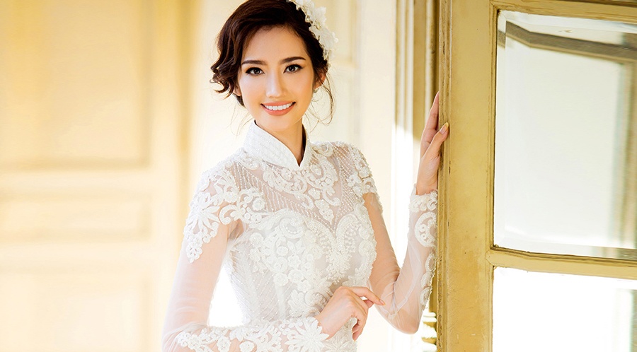 Truc Diem duyen dang voi ao dai ren trang hinh anh
