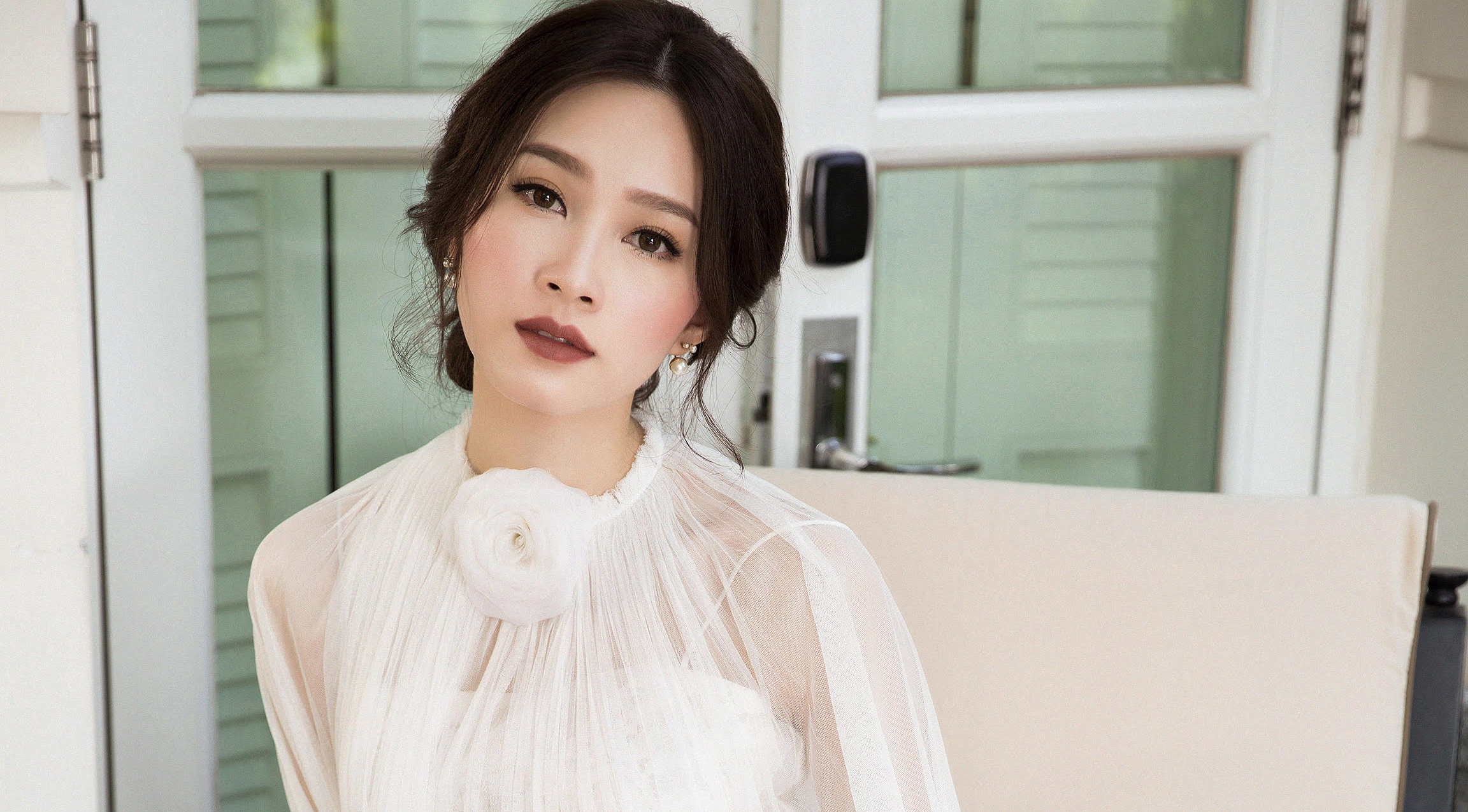 Dang Thu Thao dien dam voan trang mong manh hinh anh