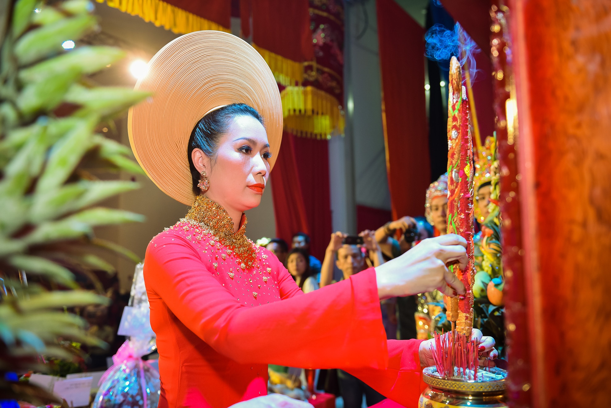 Gia Bảo dự lễ giỗ Tổ nghề tại sân khấu Trịnh Kim Chi ảnh 1 Gia Bao du le gio To nghe tai san khau Trinh Kim Chi anh 1