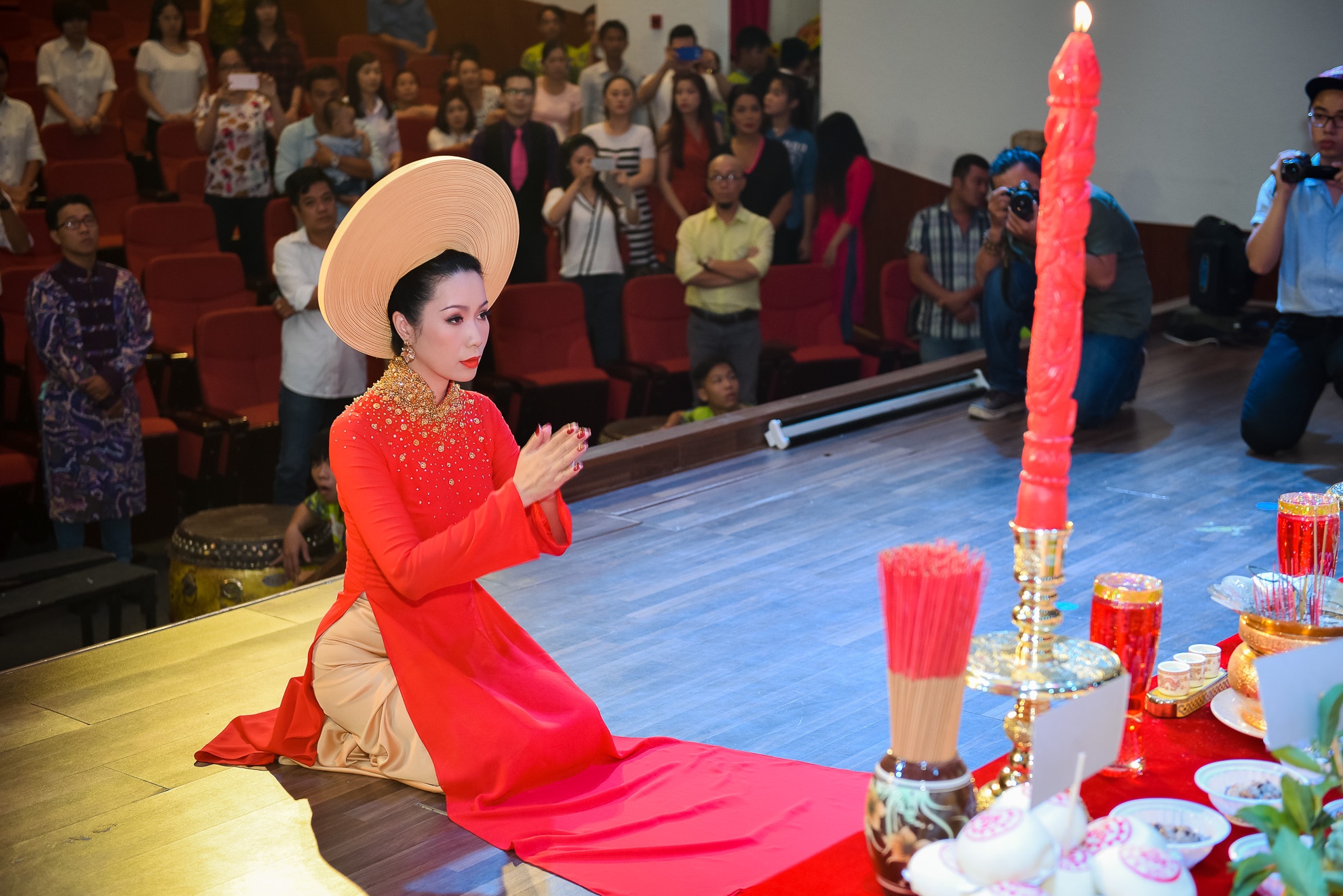 Gia Bảo dự lễ giỗ Tổ nghề tại sân khấu Trịnh Kim Chi ảnh 2 Gia Bao du le gio To nghe tai san khau Trinh Kim Chi anh 2