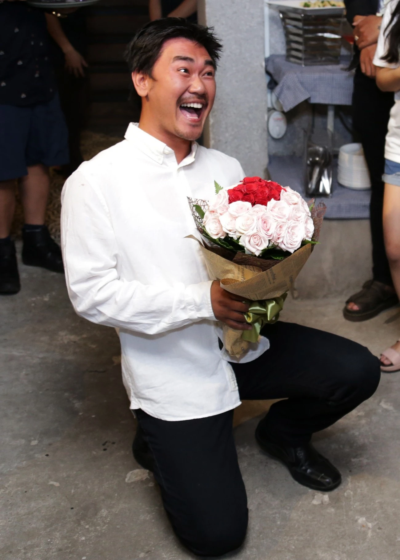 Khanh Hien duoc ban trai cau hon anh 3