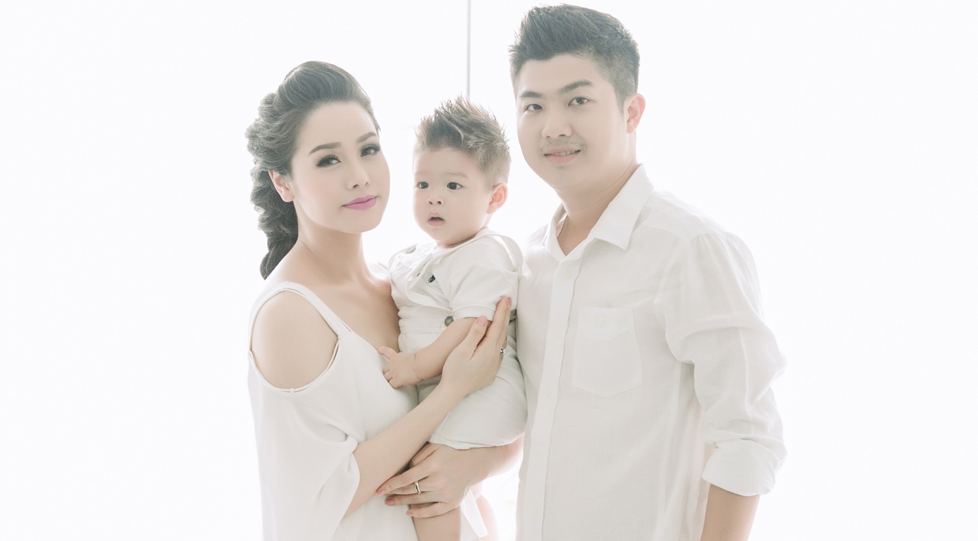 Vo chong Nhat Kim Anh khoe con trai mot tuoi hinh anh