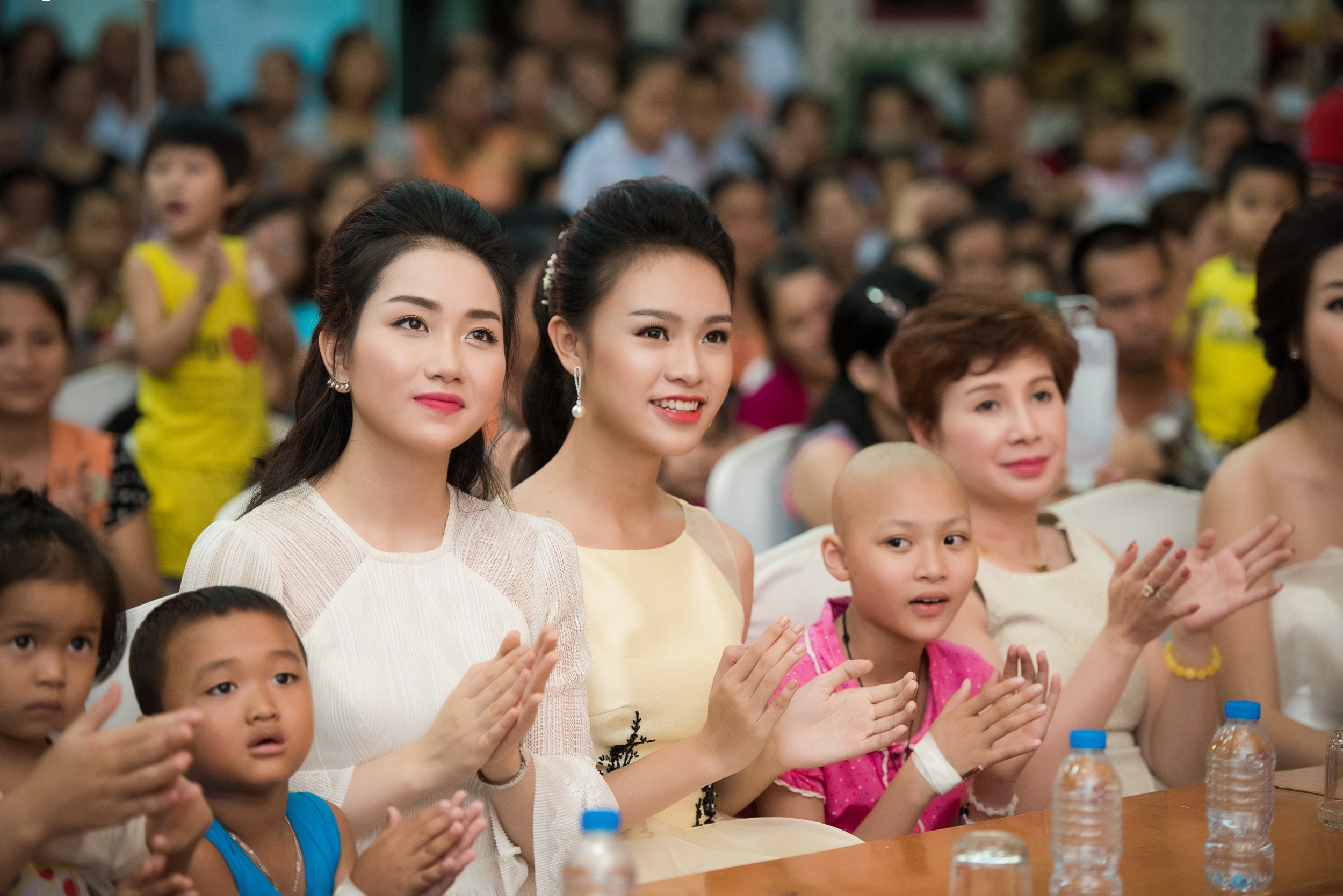 Hoa hậu Mỹ Linh phát quà trung thu ảnh 5 Hoa hau My Linh phat qua trung thu anh 5
