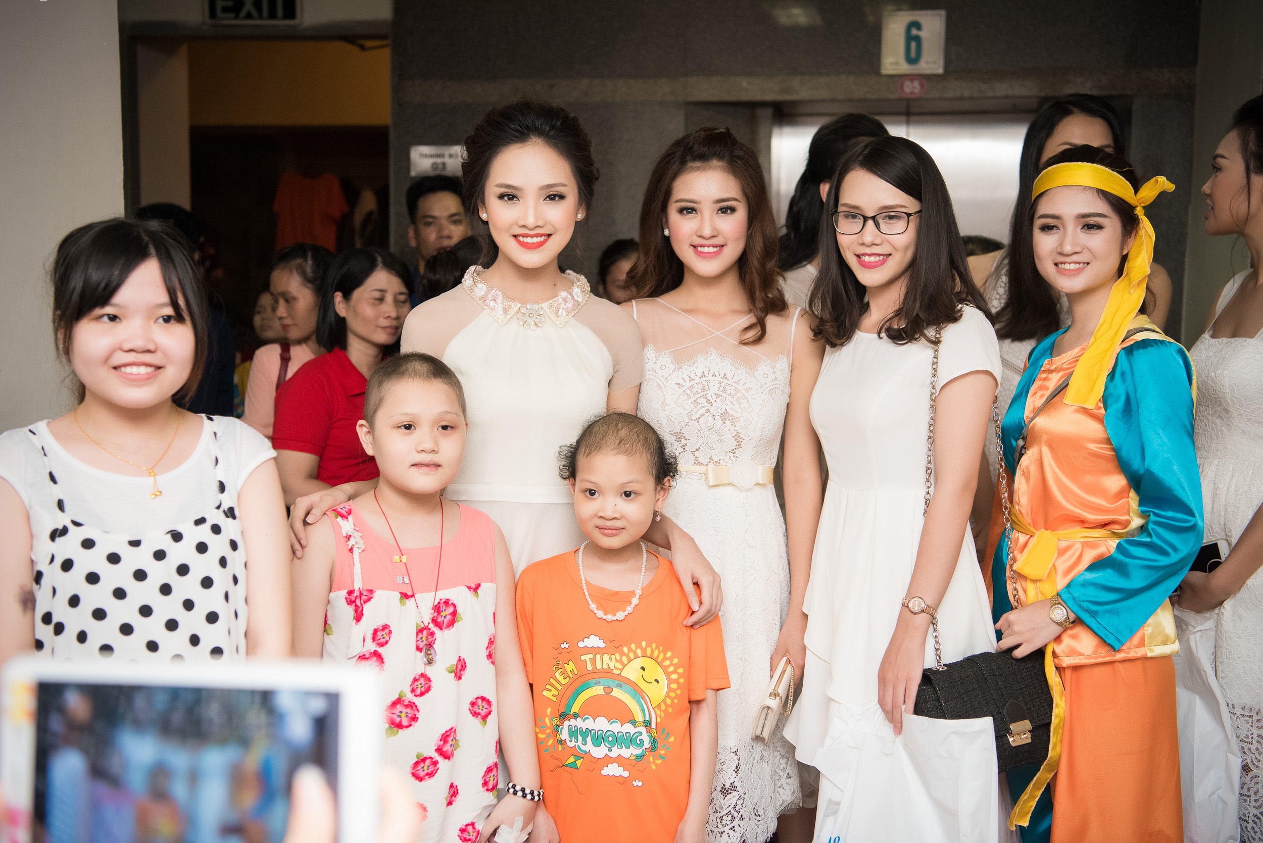 Hoa hậu Mỹ Linh phát quà trung thu ảnh 8 Hoa hau My Linh phat qua trung thu anh 8