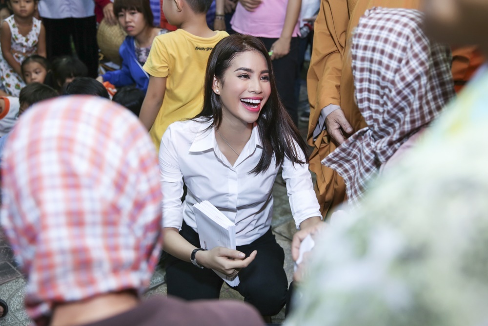 Pham Huong phat qua trung thu anh 3