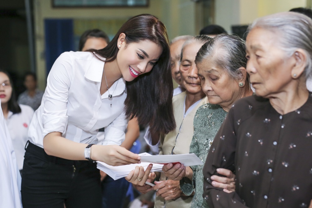 Pham Huong phat qua trung thu anh 4