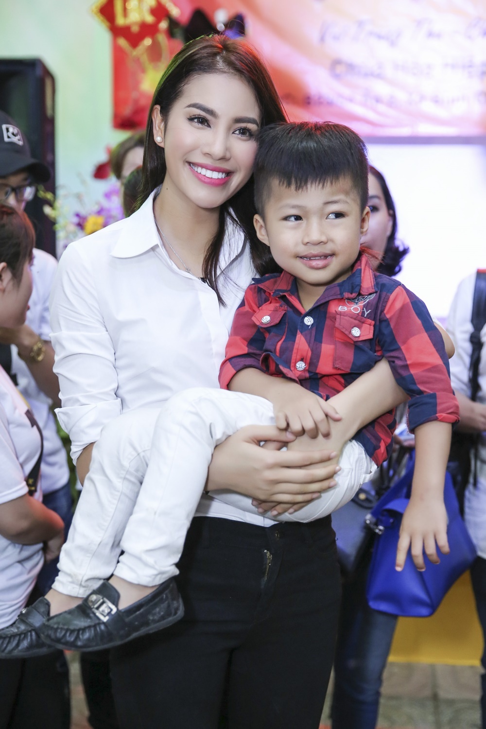 Pham Huong phat qua trung thu anh 7