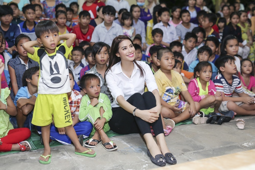 Pham Huong phat qua trung thu anh 8