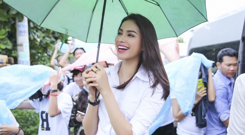 Pham Huong phat qua trung thu cho nguoi ngheo hinh anh