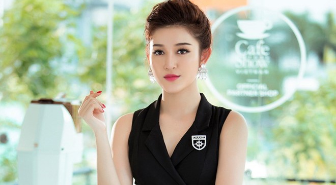 A hau Huyen My, vo Binh Minh khoe iPhone 7 moi tau hinh anh