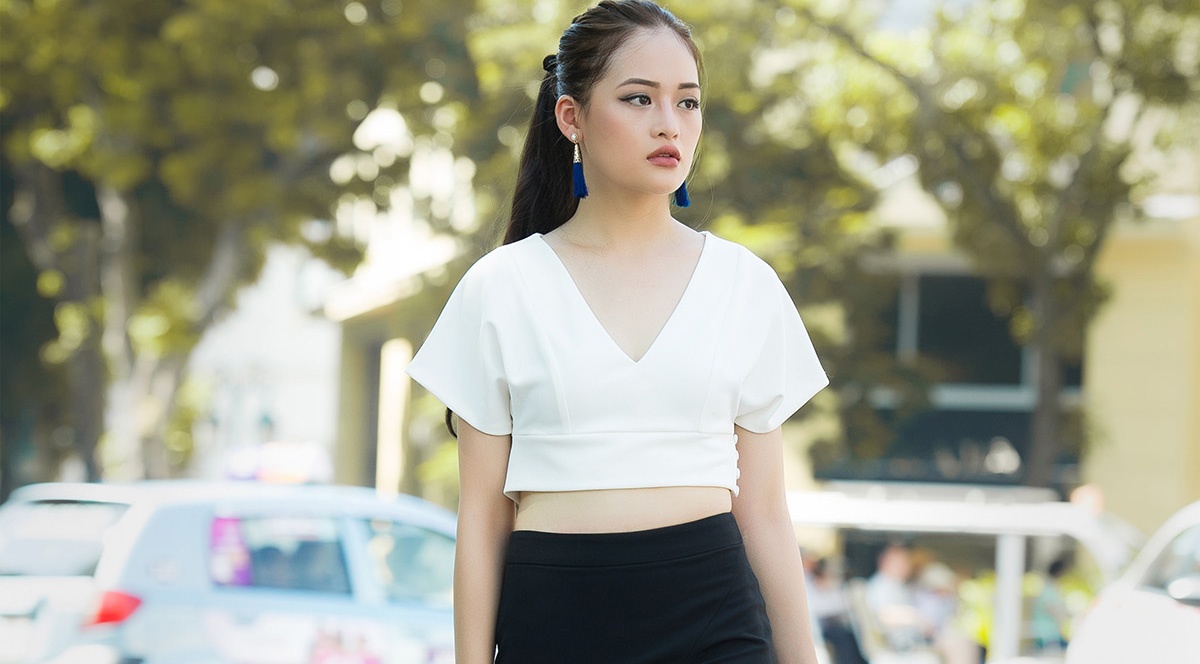 Thuy Anh dien trang phuc cat khoet dao pho cuoi tuan hinh anh