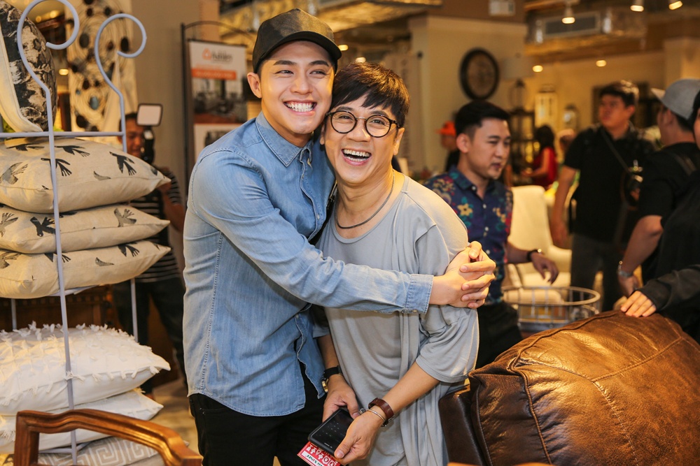 Ho Ngoc Ha than thiet voi Dam Vinh Hung o su kien anh 11