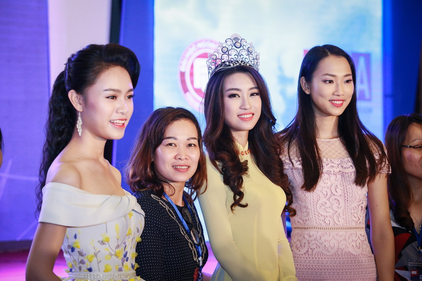 Hoa hậu Mỹ Linh diện áo dài dự Ngày hội cựu sinh viên ảnh 5 Hoa hau My Linh dien ao dai du Ngay hoi cuu sinh vien anh 5