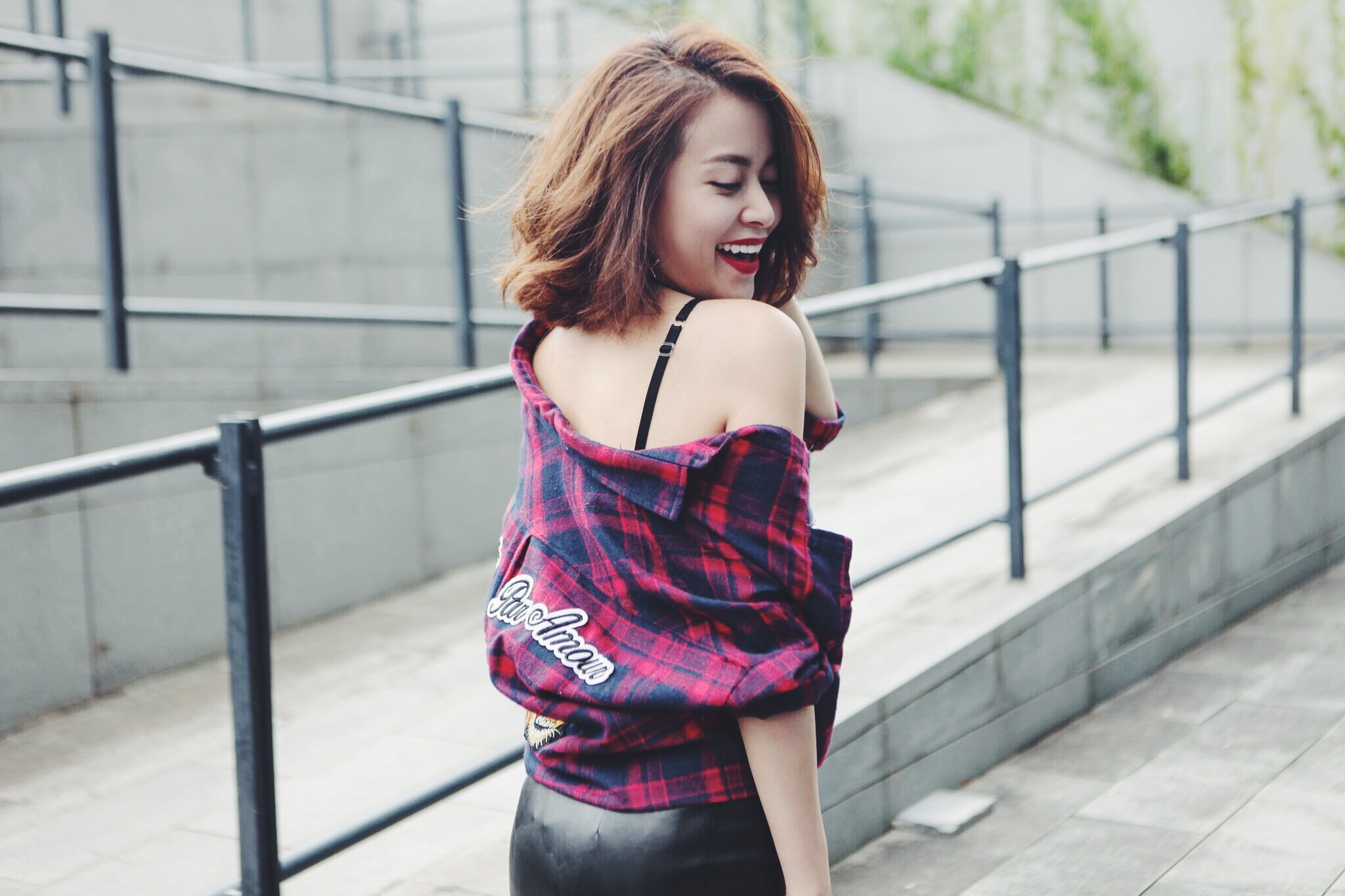 Hoang Thuy Linh xuong pho voi 7 set do mua thu hinh anh