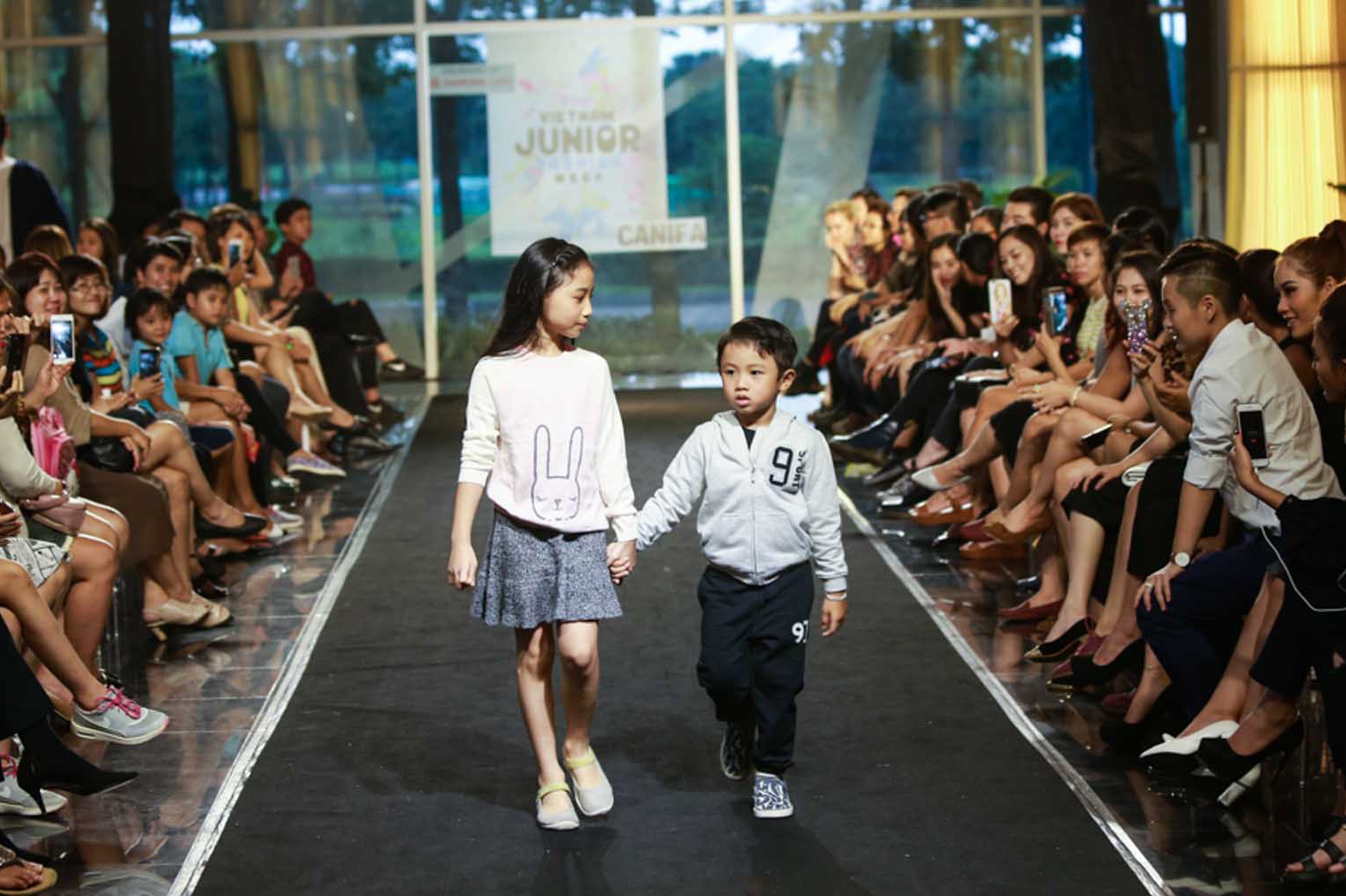 Pham Anh Khoa lan dau cho con dien thoi trang anh 1