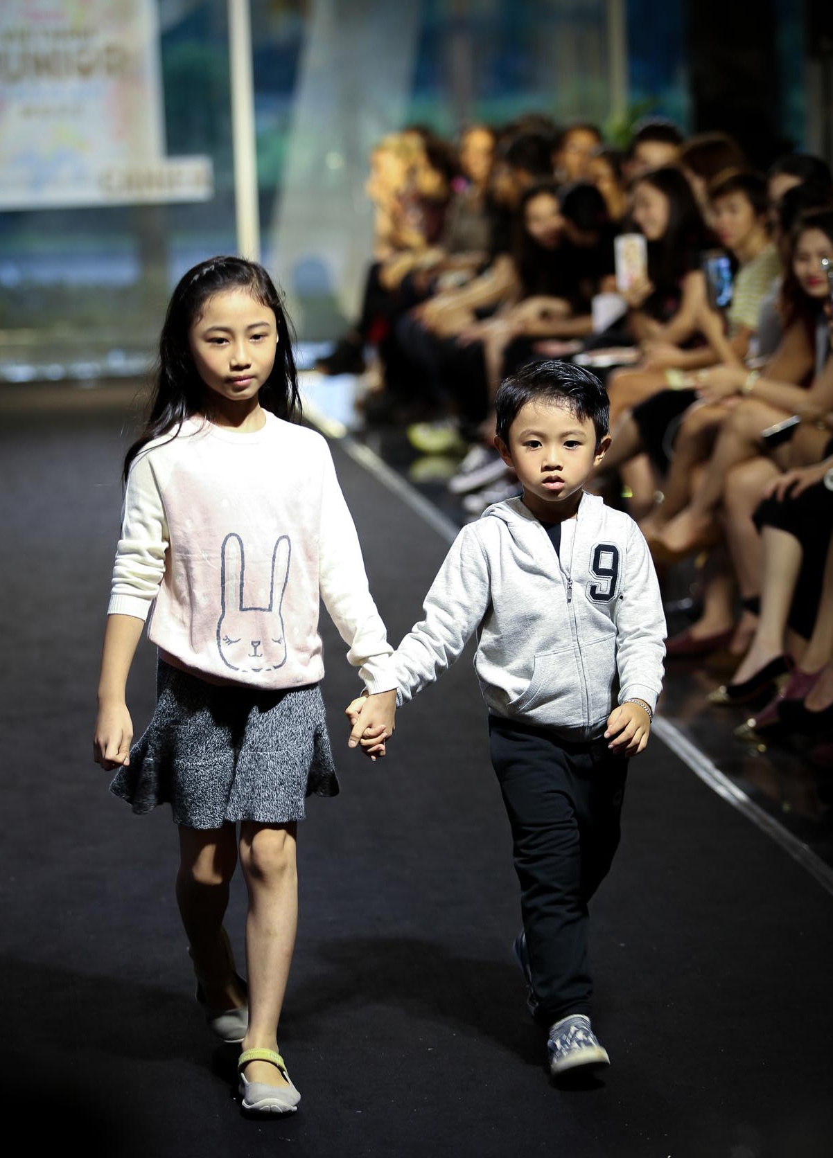 Pham Anh Khoa lan dau cho con dien thoi trang anh 2