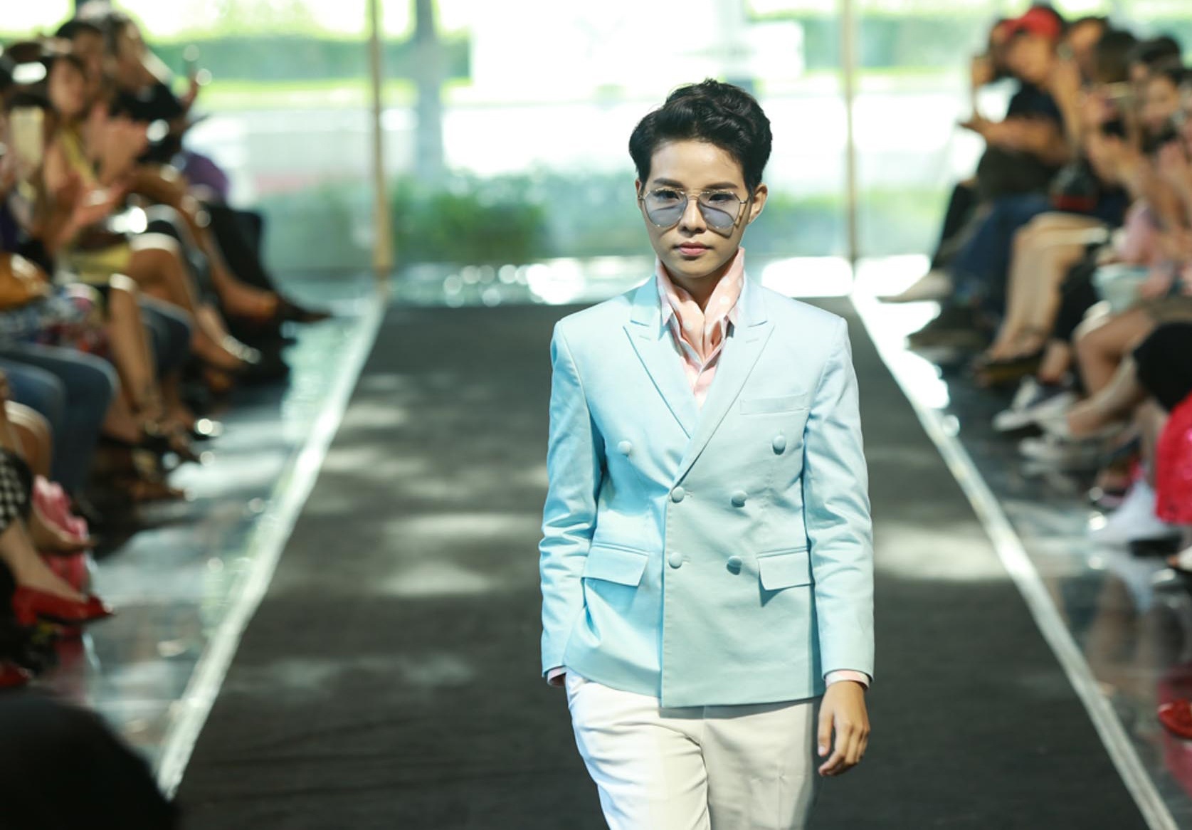 Pham Anh Khoa lan dau cho con dien thoi trang anh 3