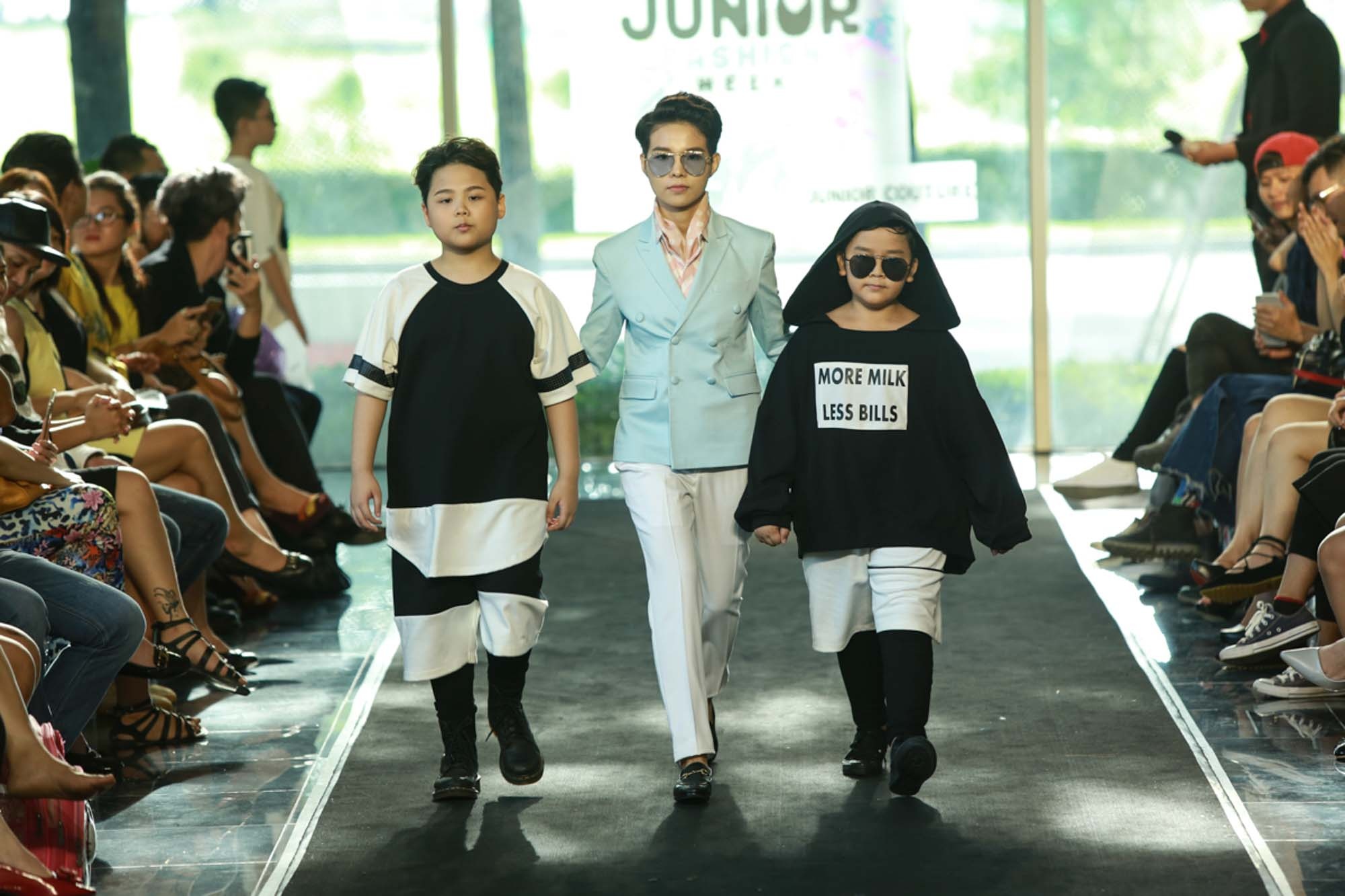 Pham Anh Khoa lan dau cho con dien thoi trang anh 4