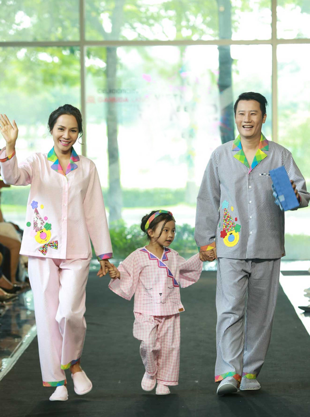 Gia dinh Hoang Bach dien pijama dien thoi trang anh 2