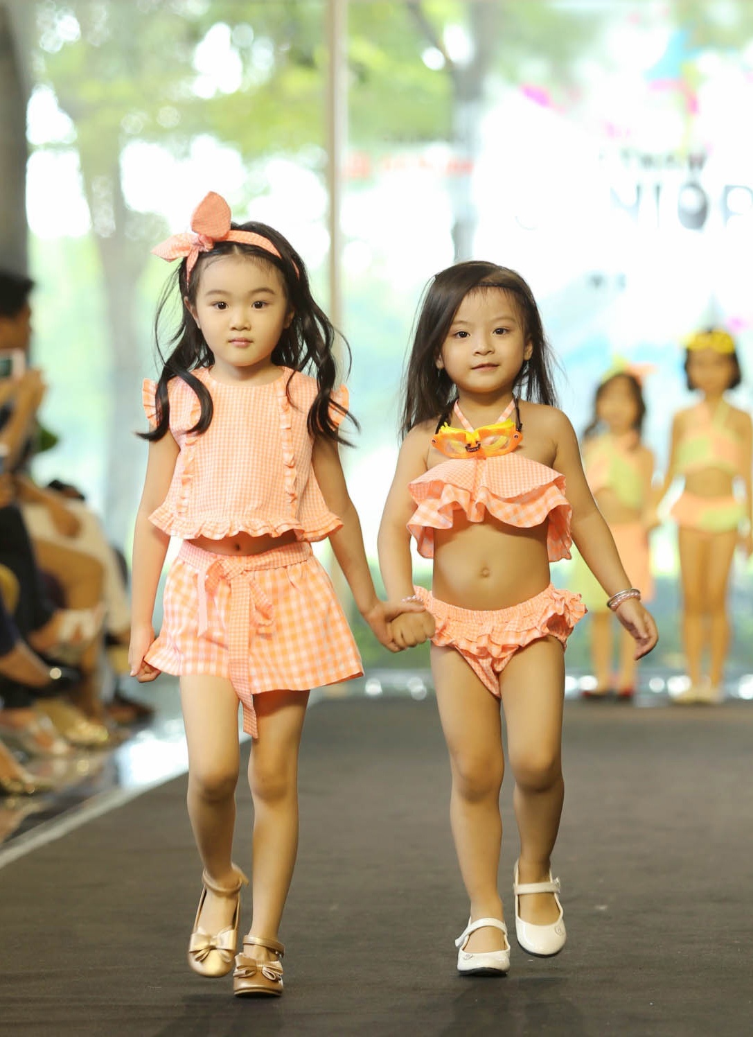 Gia dinh Hoang Bach dien pijama dien thoi trang anh 3