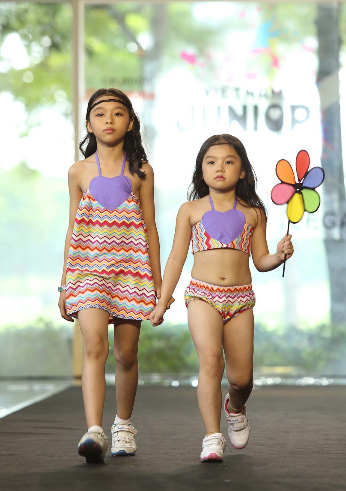 Gia dinh Hoang Bach dien pijama dien thoi trang anh 4