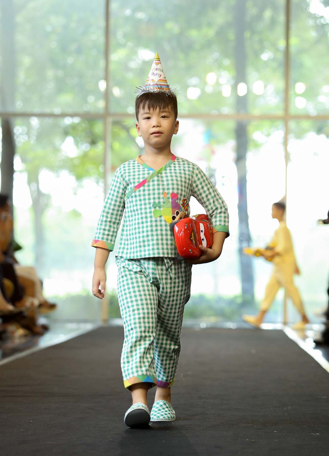 Gia dinh Hoang Bach dien pijama dien thoi trang anh 6