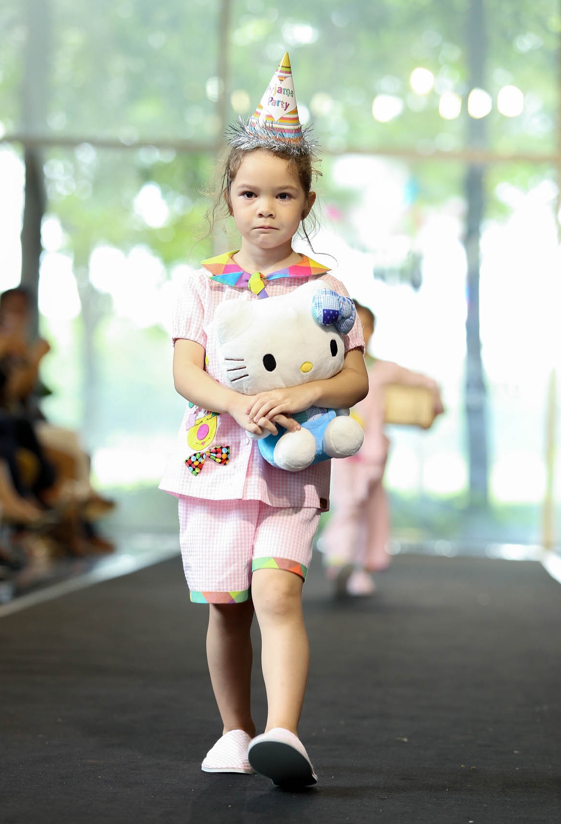 Gia dinh Hoang Bach dien pijama dien thoi trang anh 7